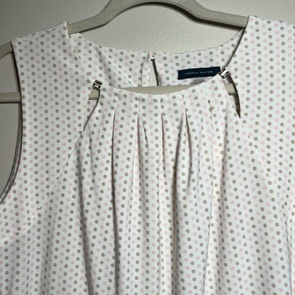 Sleeveless top with button in the back - Picture 2 of 5